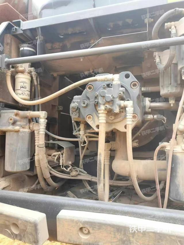 液壓泵艙室正面整體（整機(jī)外觀）