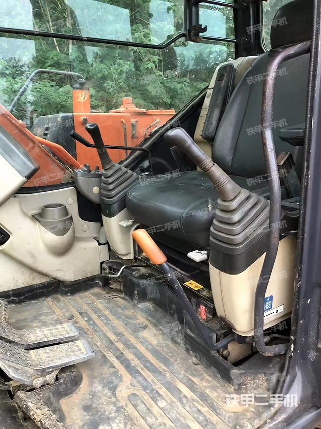 駕駛室整體(整機外觀) 駕駛室整體(整機外觀)