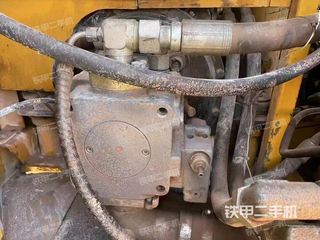 液壓泵艙室正面整體(整機外觀) 液壓泵艙室正面整體(整機外觀)