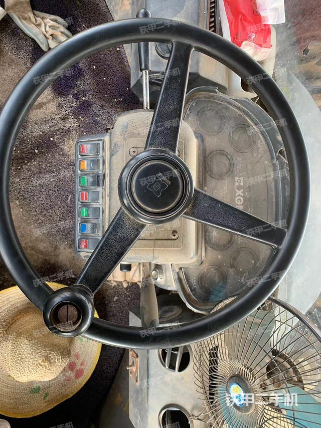 駕駛室工作臺(tái)（整機(jī)外觀及大件）