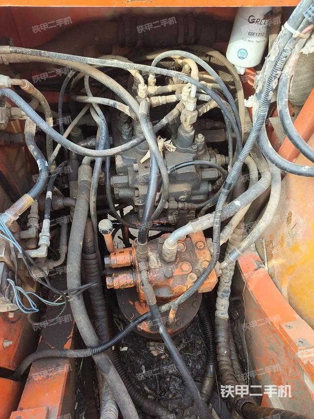 回轉(zhuǎn)馬達(dá)和主控閥(整機(jī)外觀) 回轉(zhuǎn)馬達(dá)和主控閥(整機(jī)外觀)