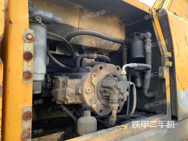 液壓泵艙室正面整體(整機(jī)外觀) 液壓泵艙室正面整體(整機(jī)外觀)