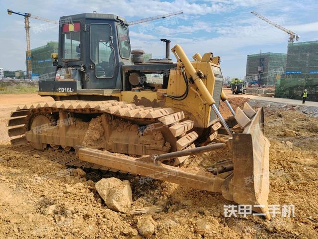 設(shè)備正后全景(推土機整車外觀) 設(shè)備正后全景(推土機整車外觀)