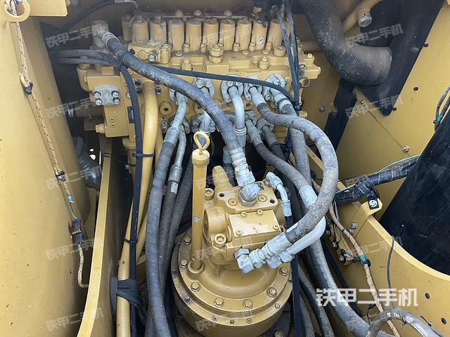 回轉(zhuǎn)馬達(dá)和主控閥(整機外觀) 回轉(zhuǎn)馬達(dá)和主控閥(整機外觀)