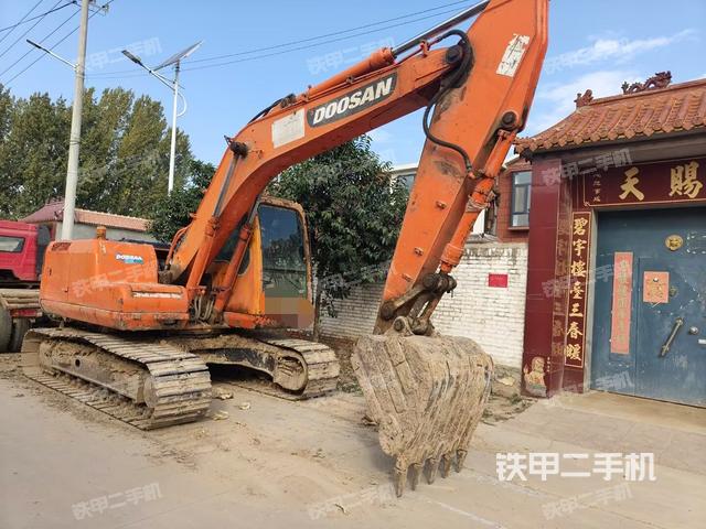 駕駛室整體(整機(jī)外觀) 駕駛室整體(整機(jī)外觀)