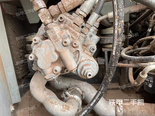 液壓泵艙室正面整體(整機(jī)外觀) 液壓泵艙室正面整體(整機(jī)外觀)