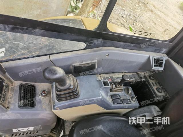 座椅右側(cè)控制臺/鑰匙門/油門/含右手柄(駕駛室部分) 座椅右側(cè)控制臺/鑰匙門/油門/含右手柄(駕駛室部分)