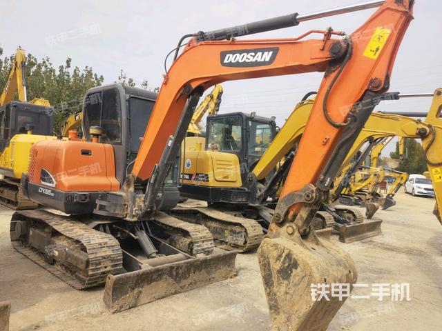 駕駛室頂部（整機外觀）