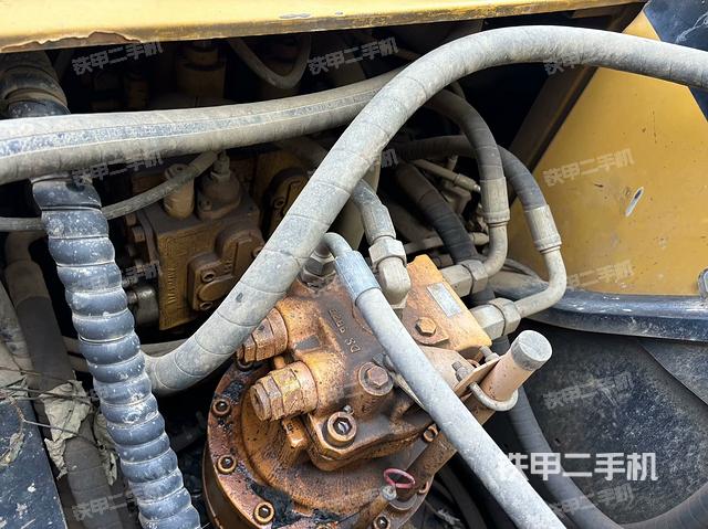 回轉(zhuǎn)馬達(dá)和主控閥（整機(jī)外觀）