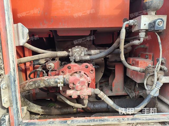 液壓泵艙室正面整體(整機(jī)外觀) 液壓泵艙室正面整體(整機(jī)外觀)