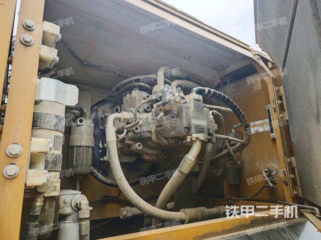 液壓泵艙室正面整體(整機外觀) 液壓泵艙室正面整體(整機外觀)