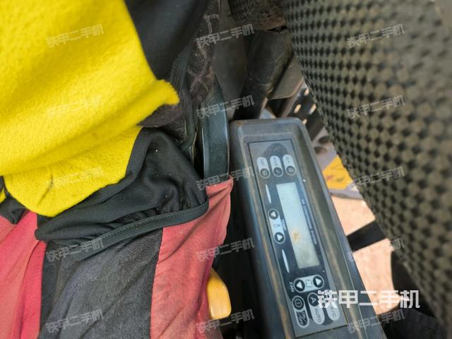 行走控制手柄和踏板?俯拍（駕駛室部分）