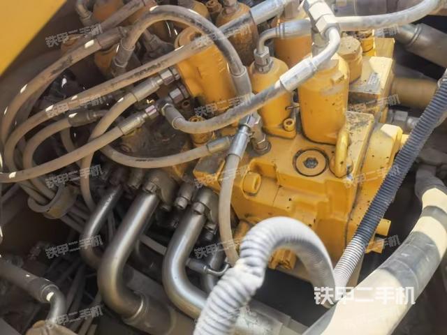 回轉(zhuǎn)馬達(dá)和主控閥（整機(jī)外觀）