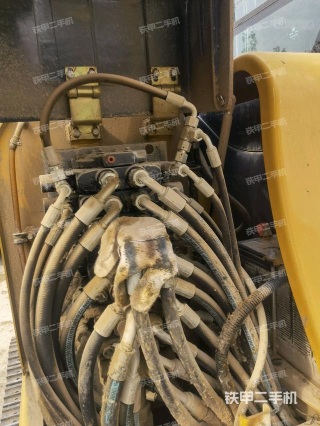 回轉(zhuǎn)馬達(dá)和主控閥（整機(jī)外觀）