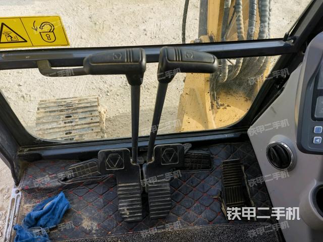 行走控制手柄和踏板?俯拍（駕駛室部分）