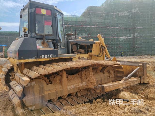 右前45°(推土機整車外觀) 右前45°(推土機整車外觀)