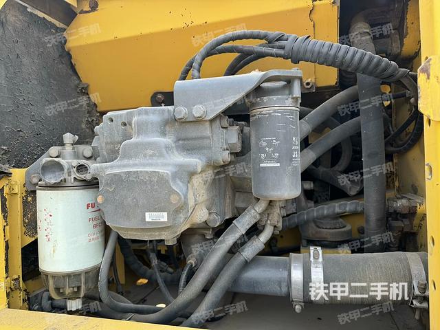 液壓泵艙室正面整體（整機外觀）