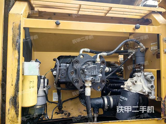 液壓泵艙室正面整體（整機外觀）