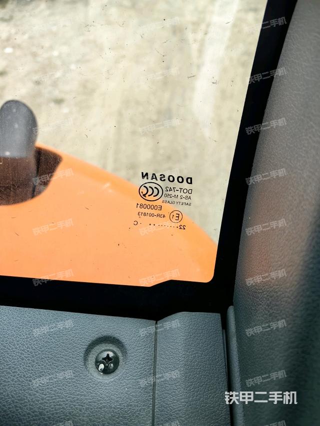 后窗玻璃角標（駕駛室部分）