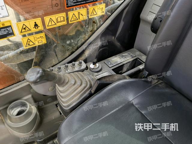 座椅右側(cè)控制臺(tái)/鑰匙門/油門/含右手柄(駕駛室部分) 座椅右側(cè)控制臺(tái)/鑰匙門/油門/含右手柄(駕駛室部分)