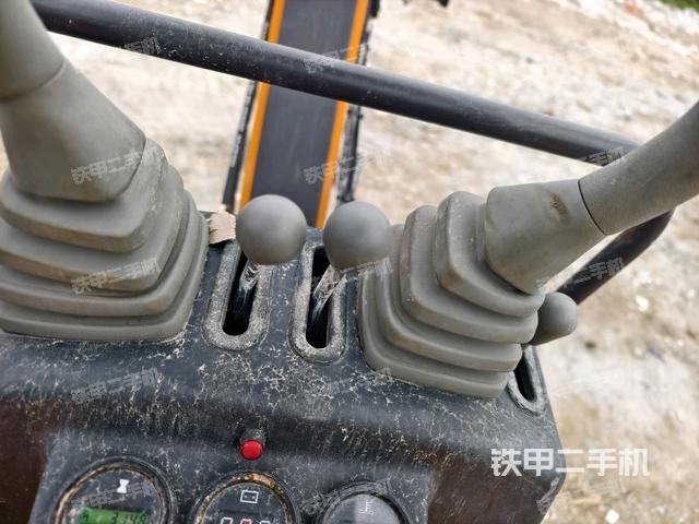 座椅右側(cè)控制臺(tái)/鑰匙門(mén)/油門(mén)/含右手柄(駕駛室部分) 座椅右側(cè)控制臺(tái)/鑰匙門(mén)/油門(mén)/含右手柄(駕駛室部分)