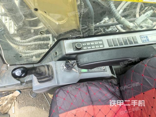 座椅左側(cè)控制臺/音響/含左手柄(駕駛室部分) 座椅左側(cè)控制臺/音響/含左手柄(駕駛室部分)