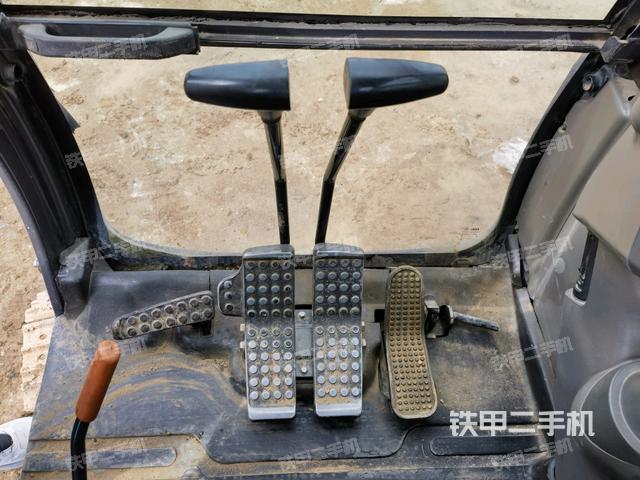 行走控制手柄和踏板?俯拍(駕駛室部分) 行走控制手柄和踏板?俯拍(駕駛室部分)