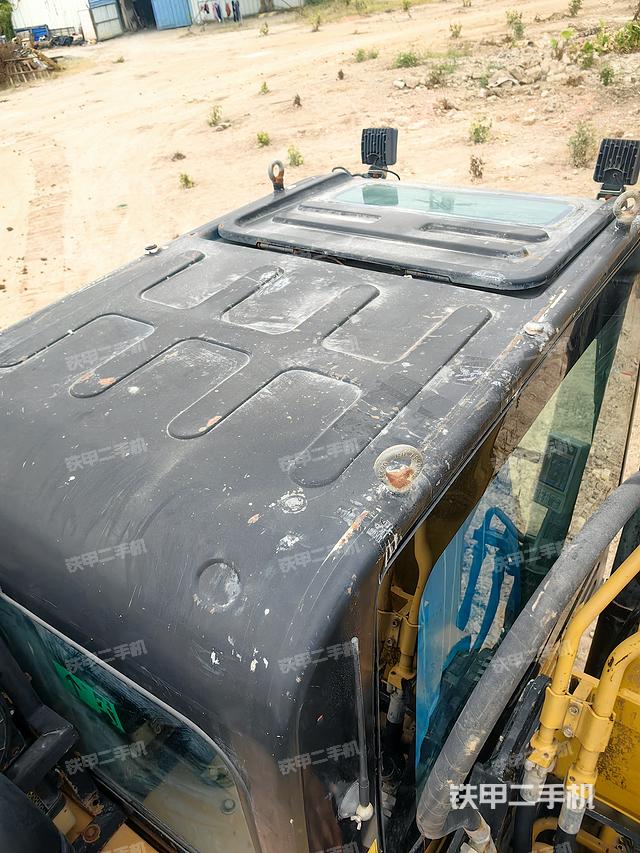 駕駛室頂部（整機外觀）