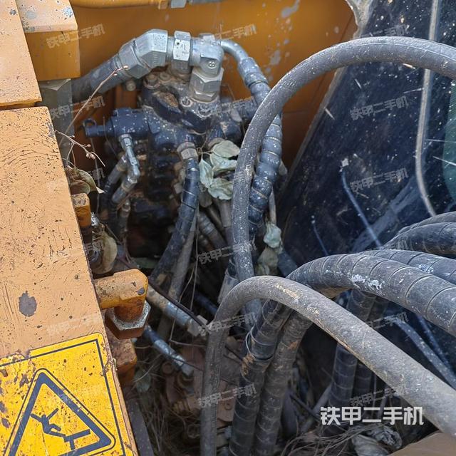 回轉(zhuǎn)馬達(dá)和主控閥（整機(jī)外觀）