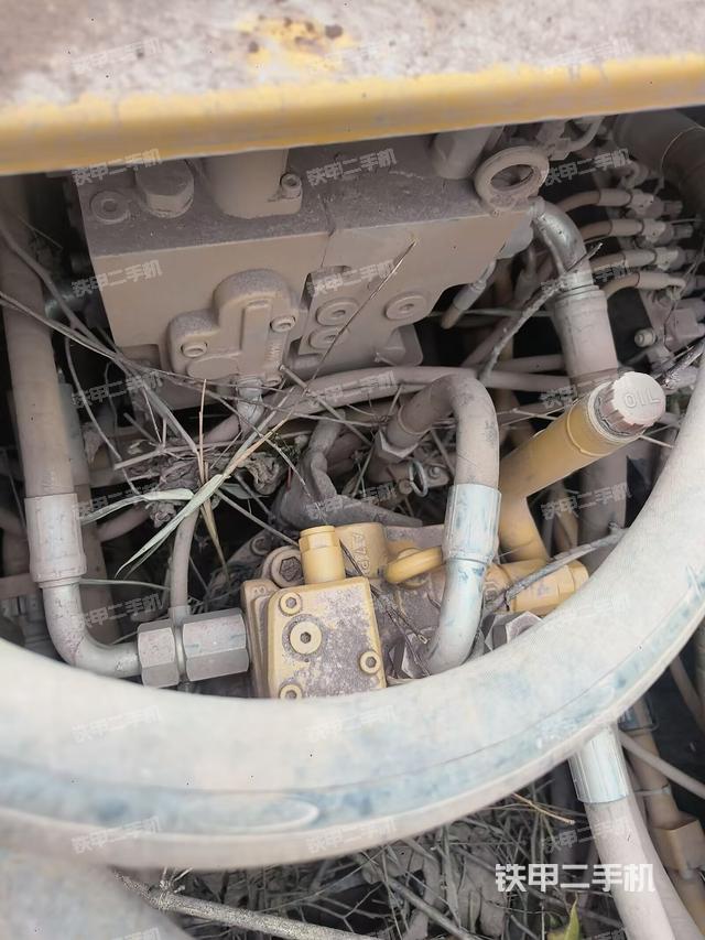 回轉(zhuǎn)馬達(dá)和主控閥（整機(jī)外觀）