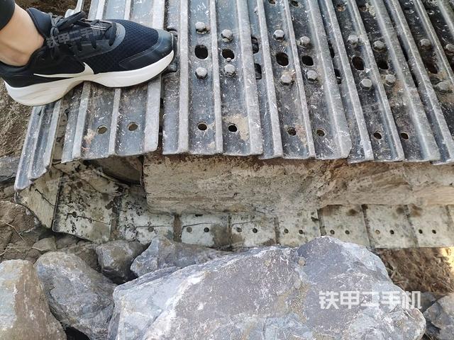 左驅(qū)動(dòng)輪（行走機(jī)構(gòu)）