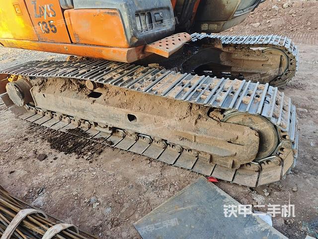 單側(cè)履帶整體(整機(jī)外觀) 單側(cè)履帶整體(整機(jī)外觀)