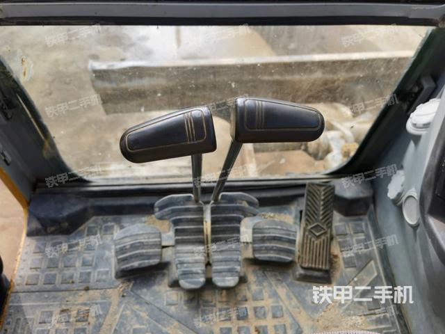 行走控制手柄和踏板?俯拍（駕駛室部分）