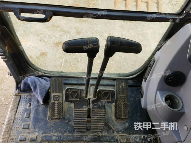 行走控制手柄和踏板?俯拍(駕駛室部分) 行走控制手柄和踏板?俯拍(駕駛室部分)