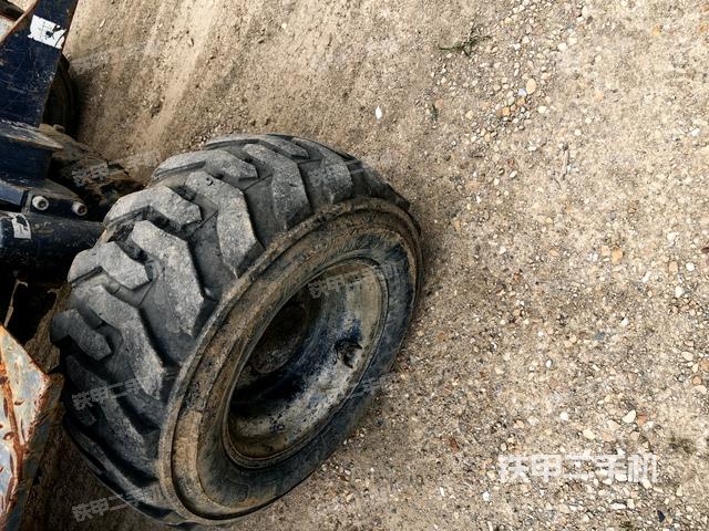 左驅(qū)動輪（行走機構(gòu)）