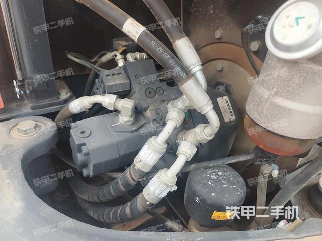 液壓泵艙室正面整體（整機外觀）