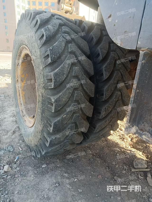 單側(cè)履帶整體(整機(jī)外觀) 單側(cè)履帶整體(整機(jī)外觀)