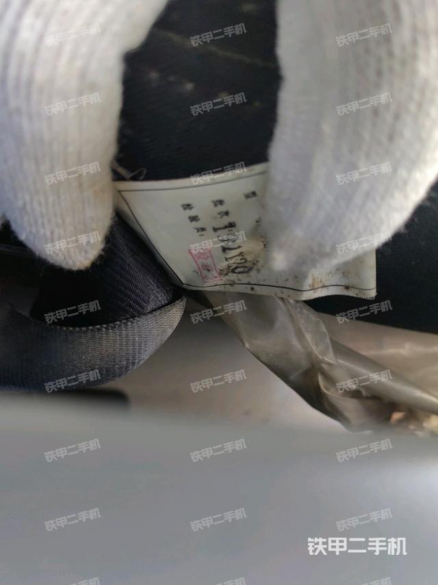 行走控制手柄和踏板?俯拍（駕駛室部分）