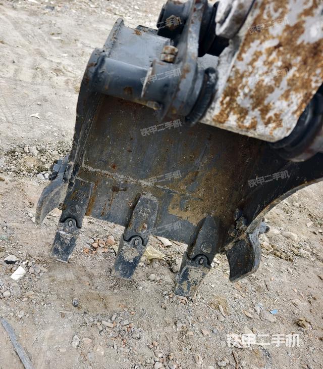 鏟斗右后整體(工作和回轉(zhuǎn)裝置) 鏟斗右后整體(工作和回轉(zhuǎn)裝置)