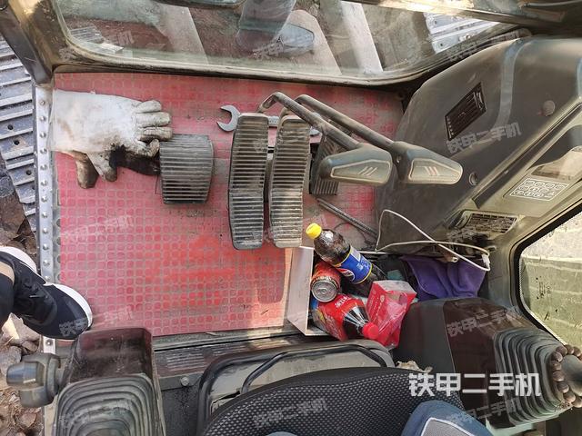 行走控制手柄和踏板?俯拍（駕駛室部分）