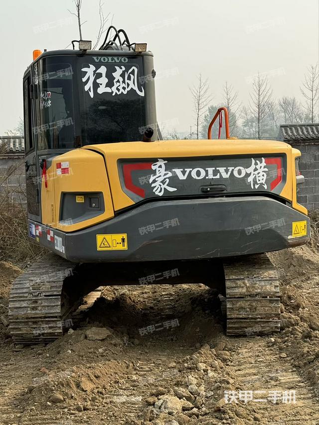 駕駛室頂部(整機(jī)外觀) 駕駛室頂部(整機(jī)外觀)