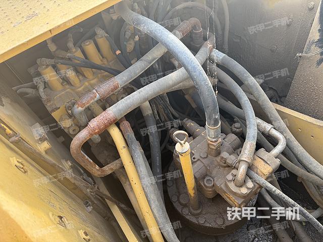 回轉(zhuǎn)馬達和主控閥(整機外觀) 回轉(zhuǎn)馬達和主控閥(整機外觀)