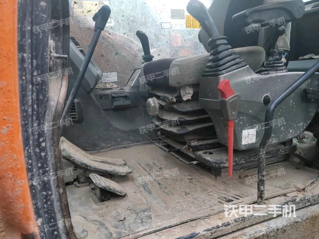 行走控制手柄和踏板?俯拍(駕駛室部分) 行走控制手柄和踏板?俯拍(駕駛室部分)