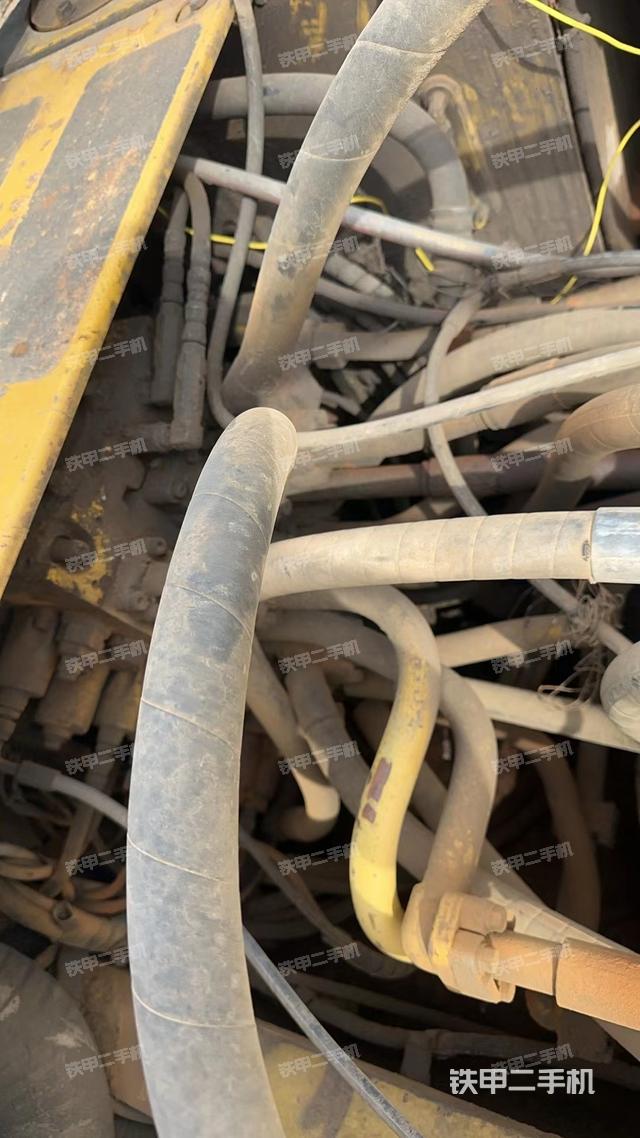 回轉(zhuǎn)馬達(dá)和主控閥（整機(jī)外觀）