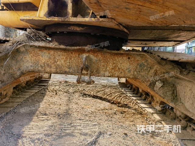 轉(zhuǎn)盤(pán)和下車(chē)架正前（工作和回轉(zhuǎn)裝置）