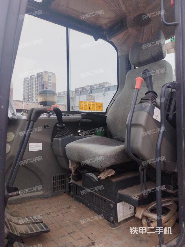 駕駛室整體（整機外觀）