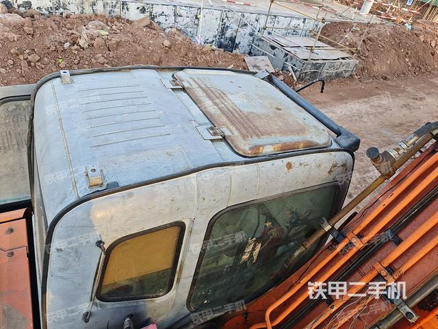 駕駛室頂部(整機(jī)外觀) 駕駛室頂部(整機(jī)外觀)