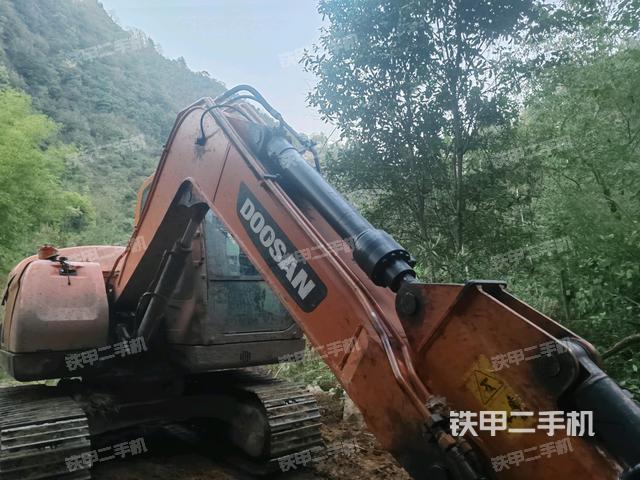 鏟斗右后整體(工作和回轉(zhuǎn)裝置) 鏟斗右后整體(工作和回轉(zhuǎn)裝置)