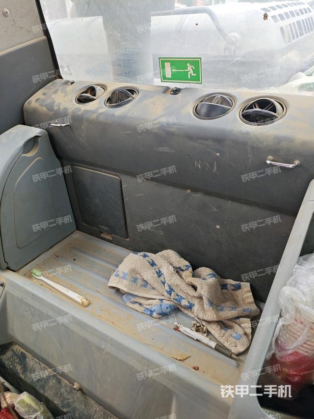 座椅右側(cè)控制臺/鑰匙門/油門/含右手柄（駕駛室部分）