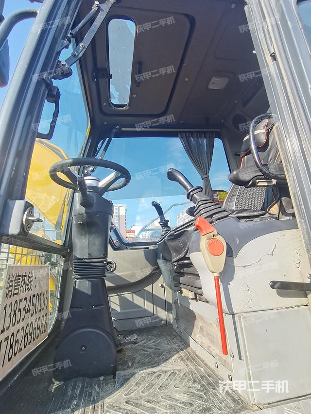 駕駛室整體(整機(jī)外觀) 駕駛室整體(整機(jī)外觀)